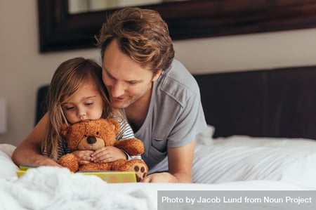 np_Father and daughter reading a story book_0WKjW0_free